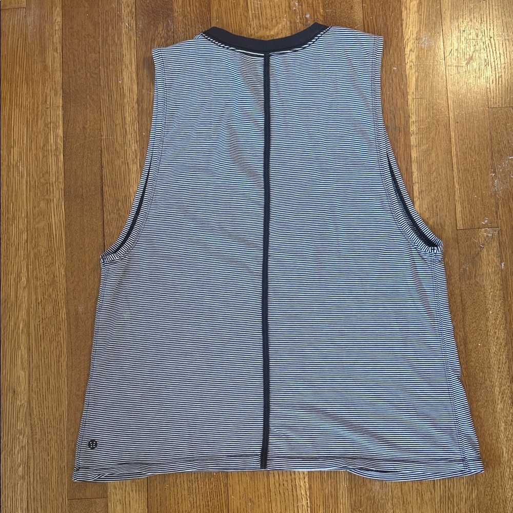Lululemon White and Black Striped Sleeveless Tank Top Womens Size 8 or 10 - Picture 2 of 2